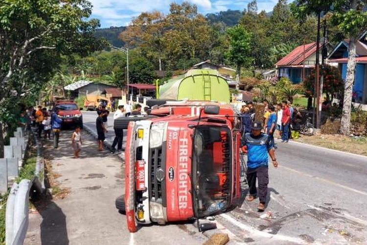 Mobil Damkar Kecelakaan di Solok, Sejumlah Petugas Terkapar di Jalan 
