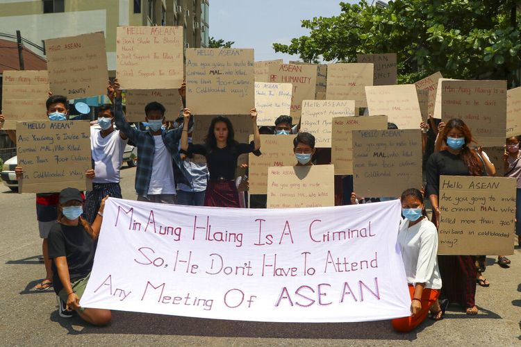 Pengunjuk rasa anti-kudeta memasang spanduk yang menyerukan perhatian pada pertemuan regional ASEAN selama unjuk rasa pada Selasa 20 April 2021 di Yangon, Myanmar.