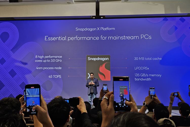 Nitin Kumar, Senior Director, Product Management, Qualcomm Technologies, Inc. memaparkan spesifikasi chip Snapdragon X terbaru dari Qualcomm, di acara SEA Summit 2025 di Singapura, Rabu (26/2/2025).