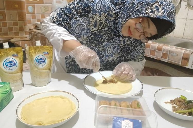 Peserta program Dapur Ibu Bersama yang diinisiasi Frisian Flag Indonesia dari Bandung, Vari Imanusari.
