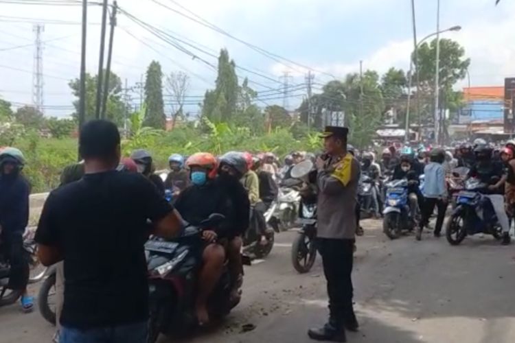Kericuhan sempat terjadi yang diwarnai dengan aksi lempar batu, setelah agenda pengesahan anggota perguruan silat di Lamongan, Jawa Timur, Selasa (11/10/2022).