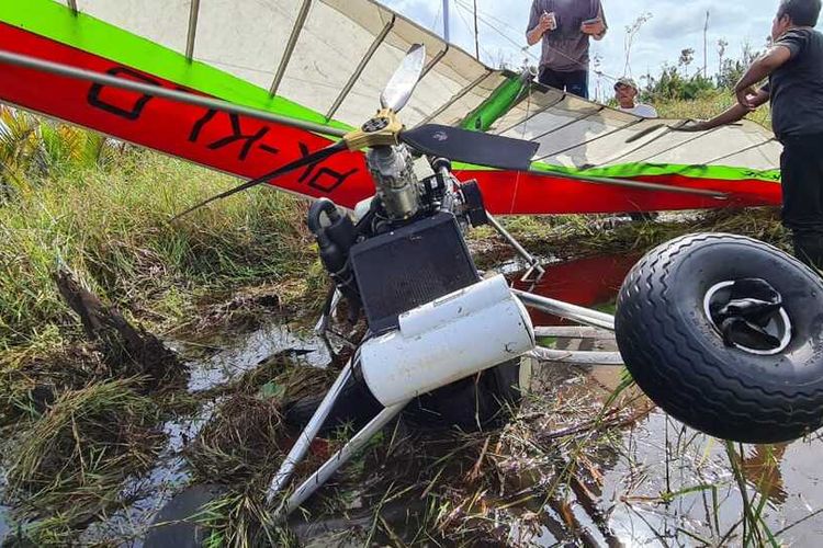 Sebuah pesawat microlight trike milik Kementerian Lingkungan Hidup dan Kehutanan (KLHK) kehilangan daya dorong saat terbang dan jatuh di kawasan gambut Desa Sungai Awan, Kecamatan Muara Pawan, Kabupaten Ketapang, Kalimantan Barat (Kalbar), Jumat (11/12/2020).