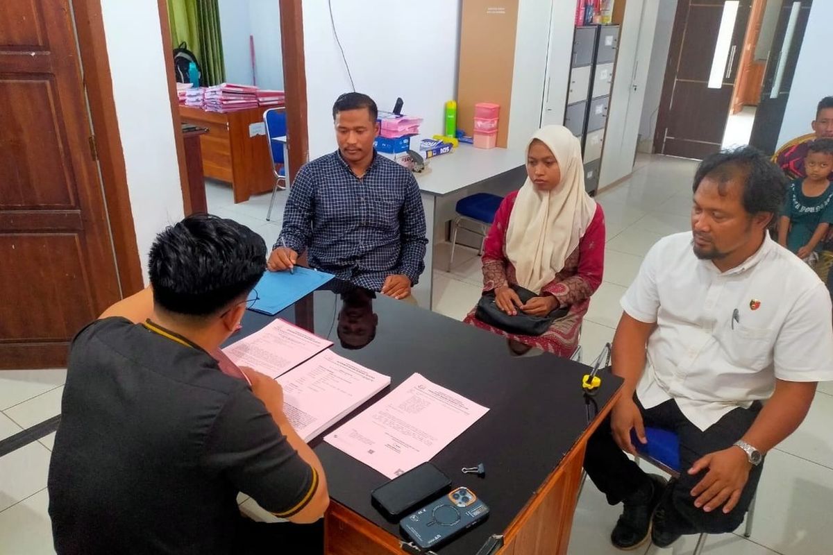 Supriyani (37), guru honorer SDN 4 Baito, Konawe Selatan, Sulawesi Tenggara, saat dimintai keterangan di kejaksaan. Dia dilaporkan memukul murid oleh orang tua siswa hingga ditetapkan tersangka dan ditahan. Ia tidak pernah mengakui adanya pemukulan tersebut.