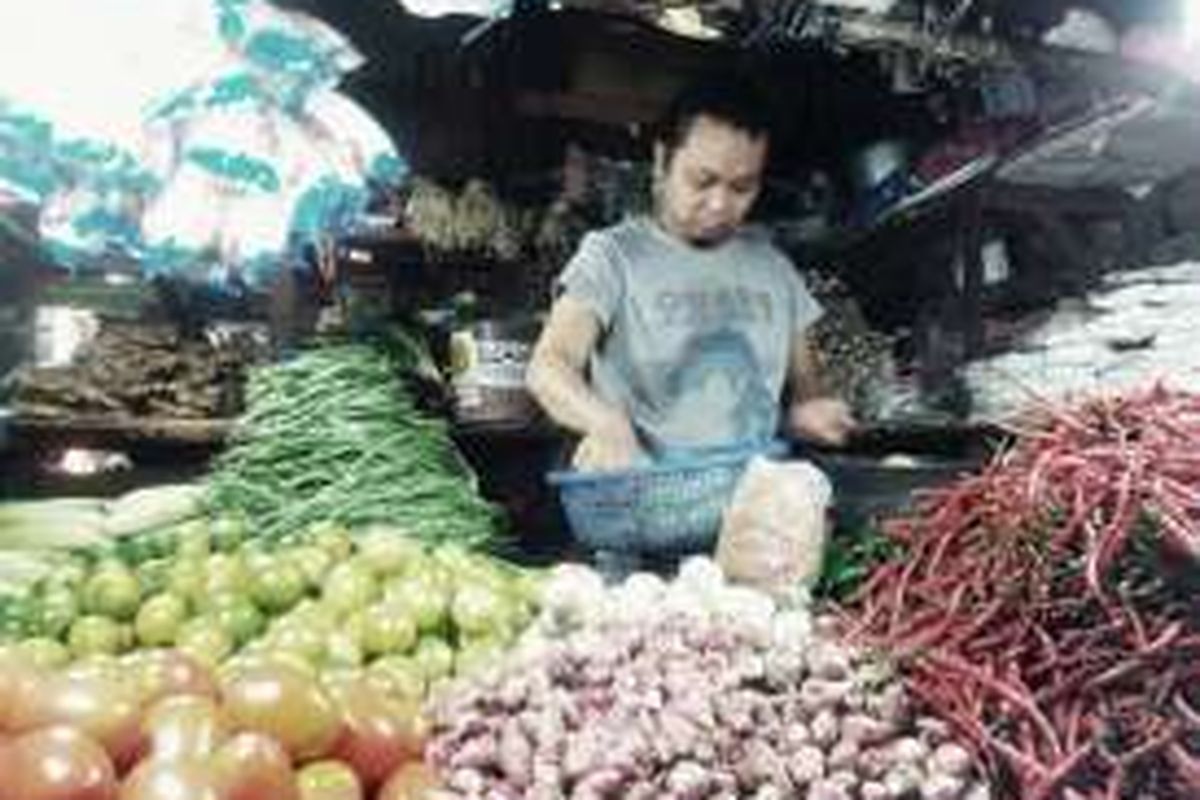 Pedagang pasar tradisional mengeluhkan harga komoditas yang masih tinggi. Penurunan harga untuk jenis berbagai cabai dan bawang merah dirasa belum signifikan, Jakarta Barat, Jumat (16/9/2016).