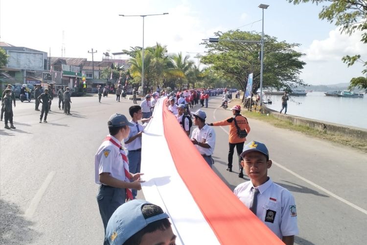 Ribuan pelajar SMA dan SMK di Kendari dan kabupaten Konawe Selatan ikut membentang bendera merah putih