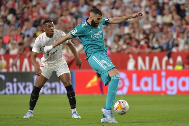 Penyerang Real Madrid Karim Benzema beraksi dalam laga lanjutan Liga Spanyol musim 2021-2022 kontra Sevilla di Stadion Ramon Sanchez Pizjuan, Senin (18/4/2022) dini hari WIB.