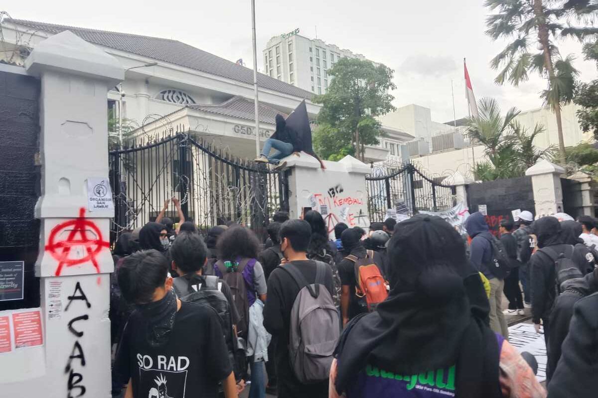 Mahasiswa Bandung Raya berdemonstrasi di depan Kantor DPRD Jabar, Jalan Diponegoro, Kota Bandung menolak UU TNI, Kamis (20/3/2025).