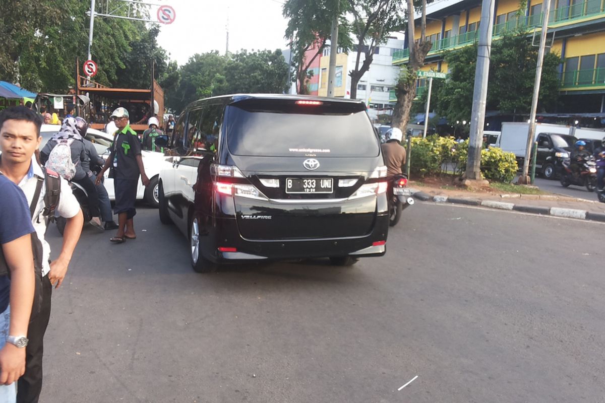 Salah satu mobil yang terpantau hendak masuk ke Stasiun Senen melalui pintu keluar, Selasa (20/6/2017). Pengelola parkir telah mengubah pintu keluar masuk kendaraan di Stasiun Senen. Hal itu dilakukan  bertujuan untuk mengurangi kemacetan yang kerap terjadi di sekitar stasiun tersebut. 