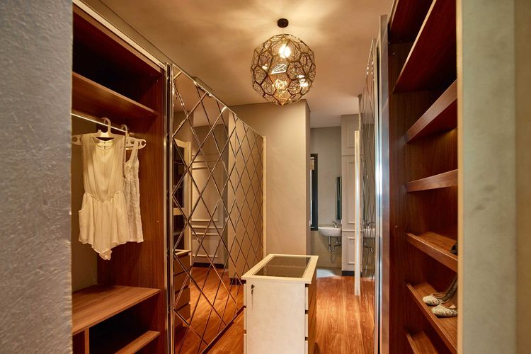 Walk-in closet yang bisa diakses dari kamar mandi, Budi Indah House karya Dinardithen Studio
