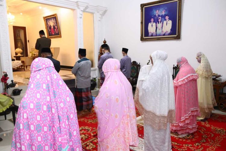 Walikota Palembang Harnojoyo bersama keluarganya menggelar shalat id di kediaman pribadi lantaran kondisi pandemi Covid-19, Kamis (13/5/2021).