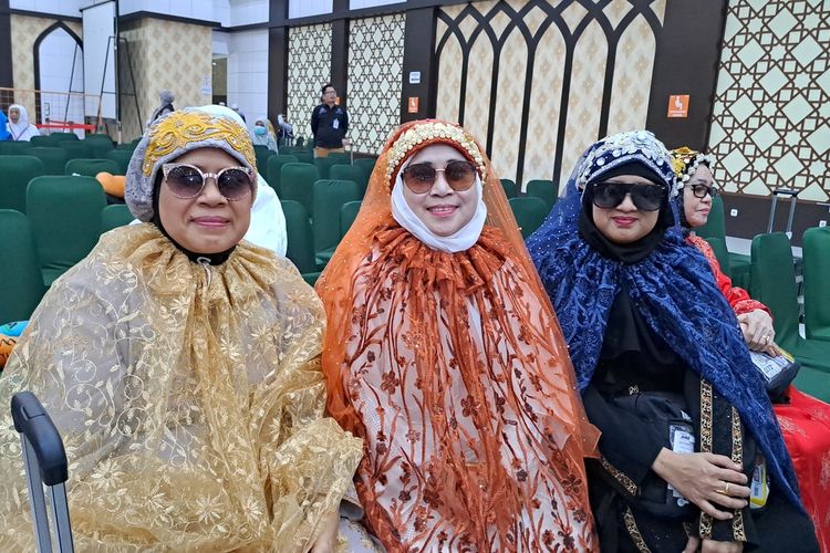 Jemaah haji perempun asal Makassar terlihat glamor dan nyentrik dengan pakaian haji khas Bugis Makassar atau Mispa saat tiba di Aula Arafah Asrama Haji Sudiang Makassar, Sulsel, Minggu (23/6/2024)