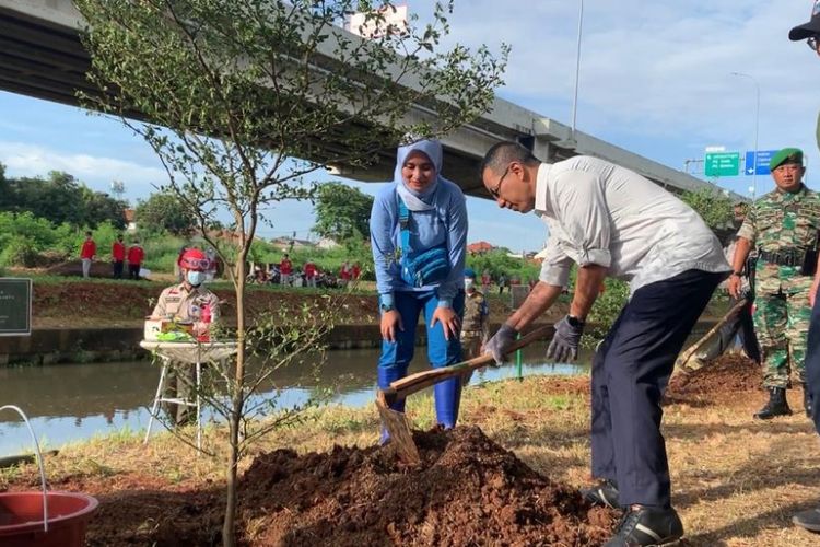 Penjabat (Pj) Gubernur DKI Jakarta Heru Budi Hartono saat menanam pohon ketapang kencana di bantaran Kali Malang, Jalan Malahayati, Duren Sawit, Jakarta Timur, pada Jumat (6/1/2023) pagi.