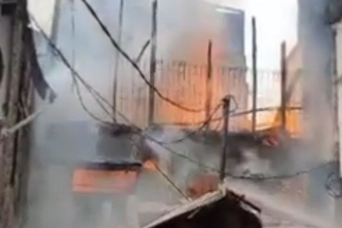 Kebakaran di sebuah rumah tinggal terbakar di Jalan Lontar Bawah, RT 007/RW 12, Kebon Melati, Tanah Abang, Jakarta Pusat, Kamis (27/7/23) pagi. (Sumber: Instagram @lensa_berita_jakarta)