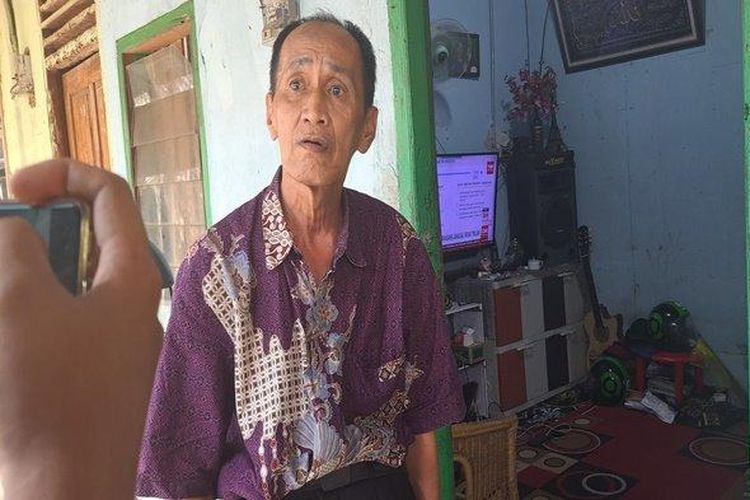 Zulkarnain (58) driver ojek online (Ojol) yang menjadi korban pemukulan seorang pria di Jalan Pelita, Sekip Bendung, Kecamatan Kemuning, Kota Palembang, trauma atas insiden yang dialaminya. 
