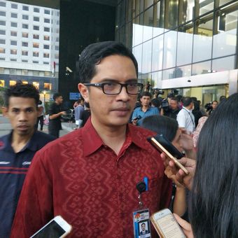 Juru bicara KPK Febri Diansyah saat memberikan keterangan di gedung KPK, Jakarta Selatan, Senin (20/11/2017).