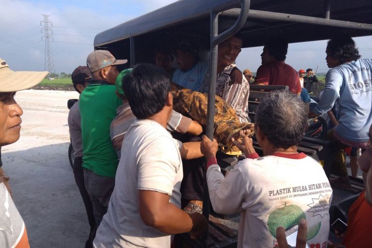 Jasad Sumadi (62) yang ditemukan warga di tengah ruas jalan tol Ngawi-Kertosono dibawa oleh tim Polsek Paron, Senin (18/12/2017) pagi.