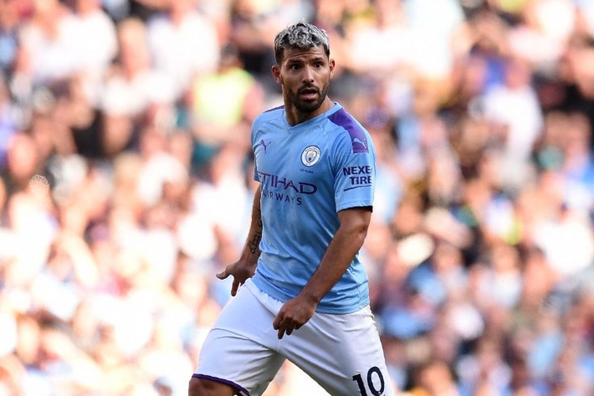 Sergio Aguero tengah mengontrol bola pada pertandingan Manchester City vs Watford di Stadion Etihad, 21 September 2019. 