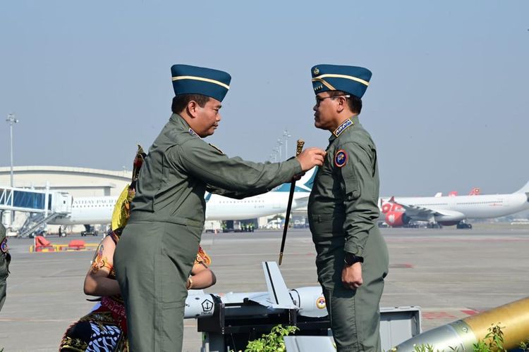 Kepala Staf TNI Angkatan Laut (KSAL) Laksamana Muhammad Ali menerima penyematan brevet kehormatan Penerbangan TNI AL oleh Komandan Pusat Penerbangan TNI AL (Puspenerbal) Laksda Imam Musani di Apron Lanudal Juanda, Sidoarjo, Jawa Timur, Selasa (12/9/2023).