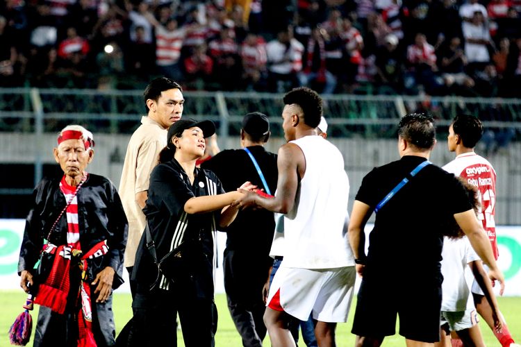 Direktur utama Madura United Annisa Zhafarina Qosasi menyalami pemainnya usai laga leg pertama babak Championship Series Liga 1 2023-2024 melawan Borneo FC yang berakhir dengan skor 1-0 di Stadion Gelora Bangkalan, Rabu (15/5/2024) malam.