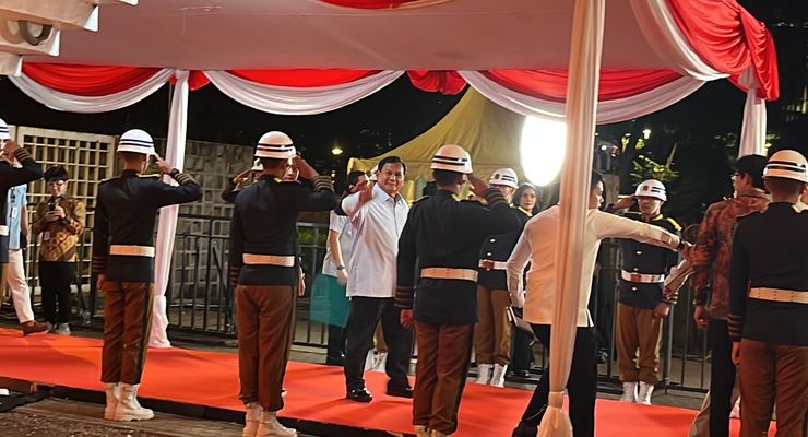 Prabowo-Gibran Tiba di Lokasi Debat, Pakai Kemeja Biru Muda