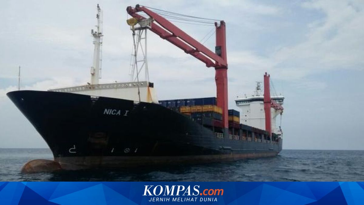 Kapal Bermuatan Kontainer Kandas di Laut Belitung