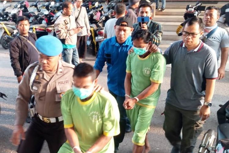 Polisi menggelandang dua pelaku penyekapan dan perkosaan terhadap seorang gadis di bawah umur ke sel tahanan Polres Cianjur, Jawa Barat, Senin (07/10/2019)