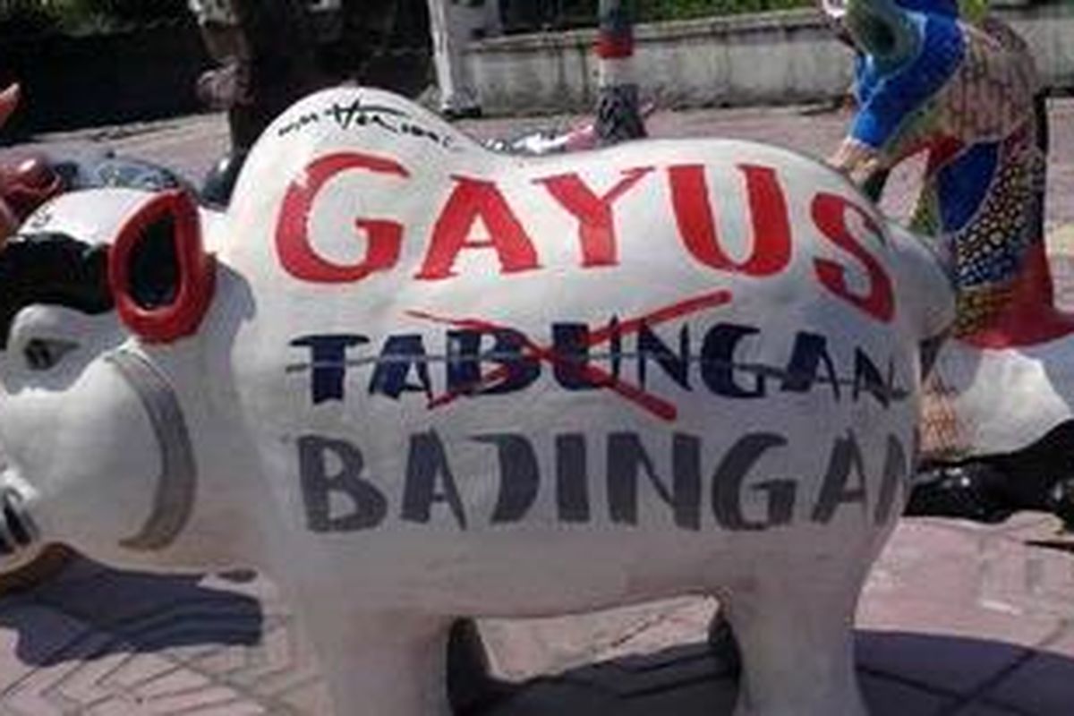 Celengan gerabah ini dipasang di trotoar depan Monumen Serangan Umum Satu Maret Yogyakarta untuk menggalang dana bagi korban Merapi, Senina (15/11/2010).