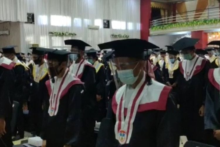 Wisuda sarjana Universitas Andi Djemma (Unanda), Kota Palopo, Sulawesi Selatan, Rabu (13/01/2021) tetap digelar secara tatap muka, meski masih dalam suasana pandemi covid-19 yang belum mereda.