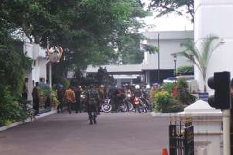 Panser Anoa dan TNI-Polro bermotor trail disiagakan di depan gedung Kantor Wapres, Kompleks Istana Kepresidenan, Jakarta, Jumat (4/11/2016).