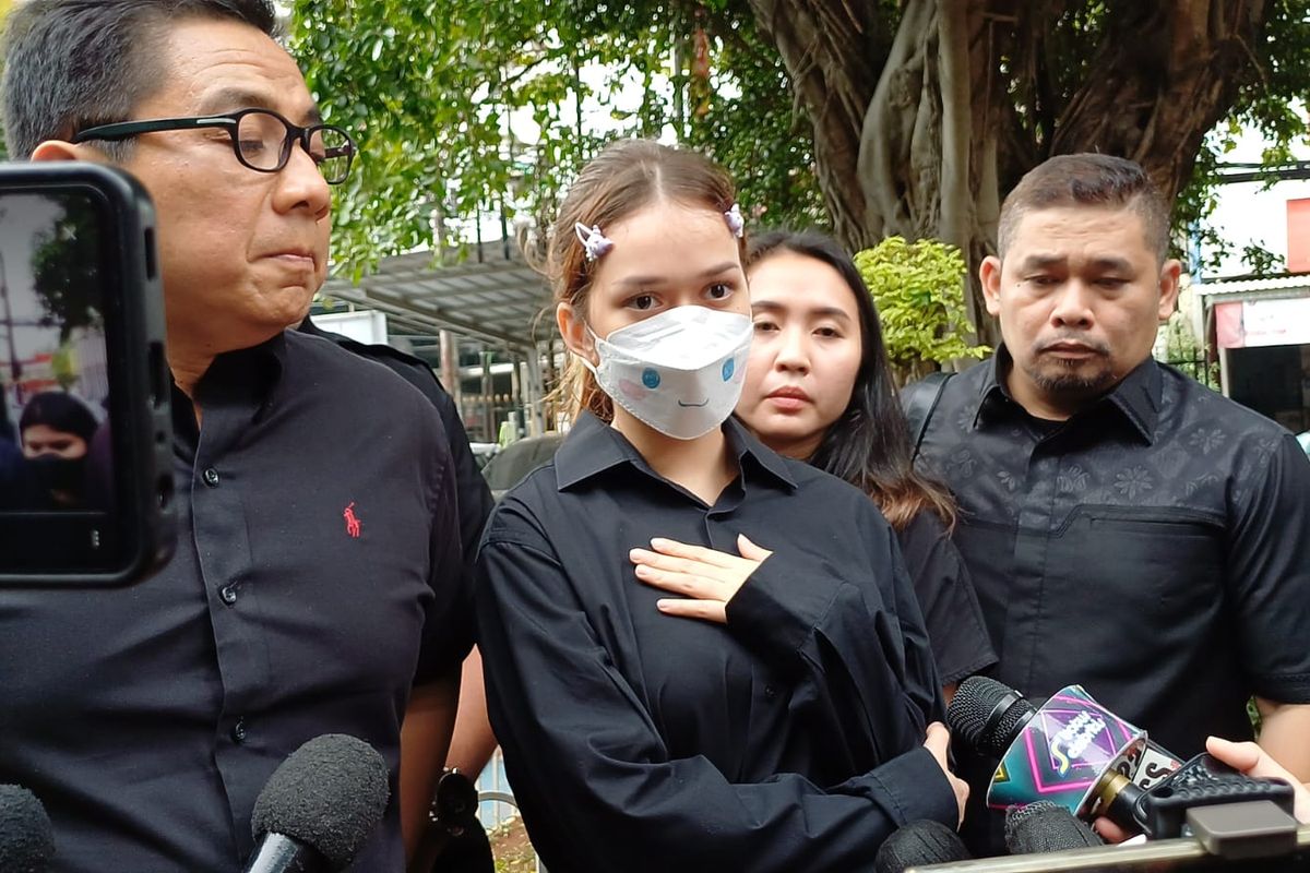 Rebecca Klopper saat didampingi kuasa hukumnya, Sandy Arifin saat ditemui di Pengadilan Negeri Jakarta Selatan, Kamis (18/1/2024).