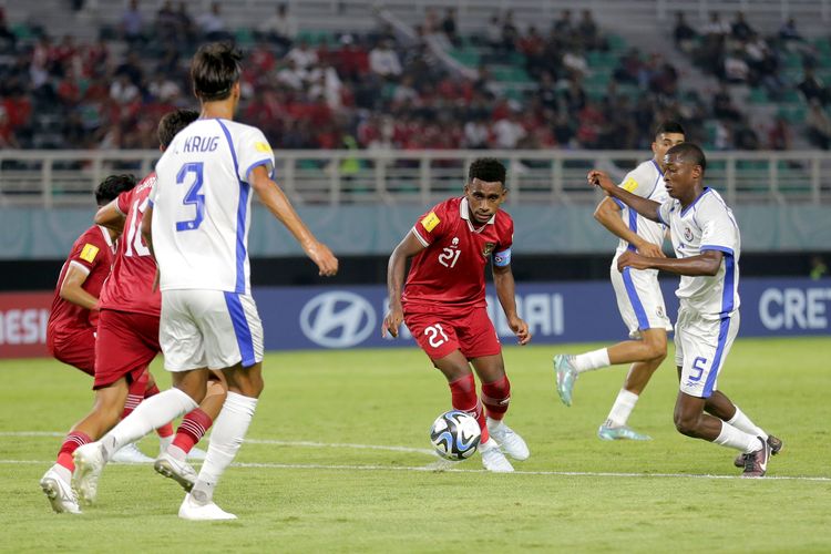 Pemain Timnas Indonesia Iqbal Gwijangge saat laga kedua babak penyisihan Grup A Piala Dunia U17 2023 Indonesia melawan Panama yang berakhir dengen skor 1-1 di Stadion Gelora Bung Tomo Surabaya, Jawa Timur, Senin (13/11/2023) malam.