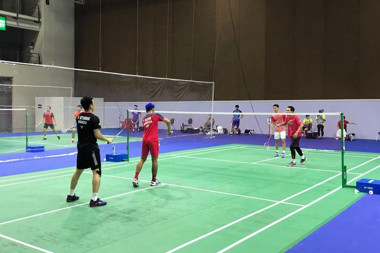 Suasana latihan hari kedua tim bulu tangkis Indonesia menjelang turnamen Thailand Open di Impact Arena, Bangkok, Thailand, 12-17 Januari 2021. 