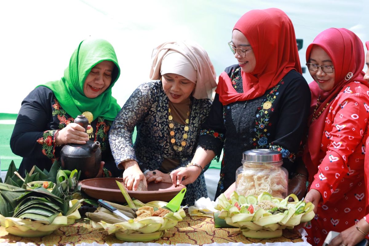 Pembukaan festival rujak otek di Desa Sumberwuluh, Kecamatan Candipuro, Kabupaten Lumajang, Jawa Timur, Minggu (14/7/2024).