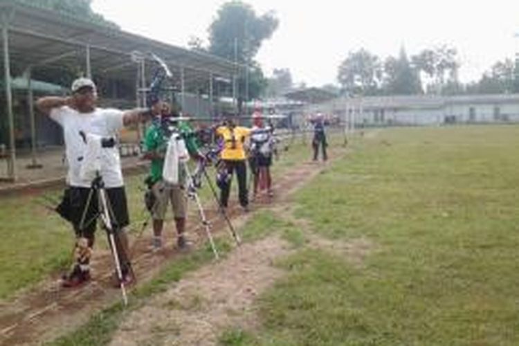 Para atlet panahan Indonesia melakukan latihan simulasi di Jakarta, (3/9/2014), sebagai persiapan mengikuti Asian Games 2014, di Incheon, Korea Selatan.