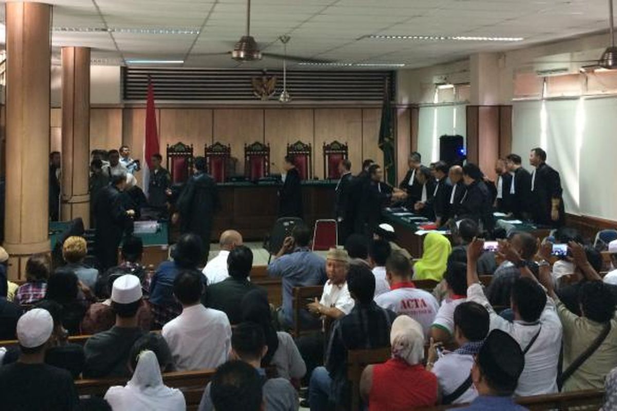 Suasana ruang sidang kasus dugaan penodaan agama oleh Gubernur DKI Jakarta Non-aktif Basuki Tjahaja Purnama di PN Jakarta Utara, Selasa (20/12/2016).