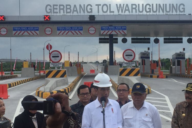 Presiden Joko Widodo saat meresmikan Tol Surabaya-Mojokerto, Selasa (19/12/2017)