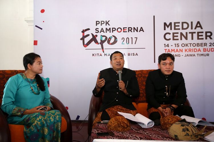 Dari kiri ke kanan, pelaku usaha UKM binaan Sampoerna Sri Rahayu, Manager of Stakeholder Relations and CSR Facilities Sampoerna, Mahfud Syah, dan Head of Staheholders Regional Relations & CSR Facilities Sampoerna Ervin Laurence Pakpahan dalam konferensi pers PPK Sampoerna Expo 2017