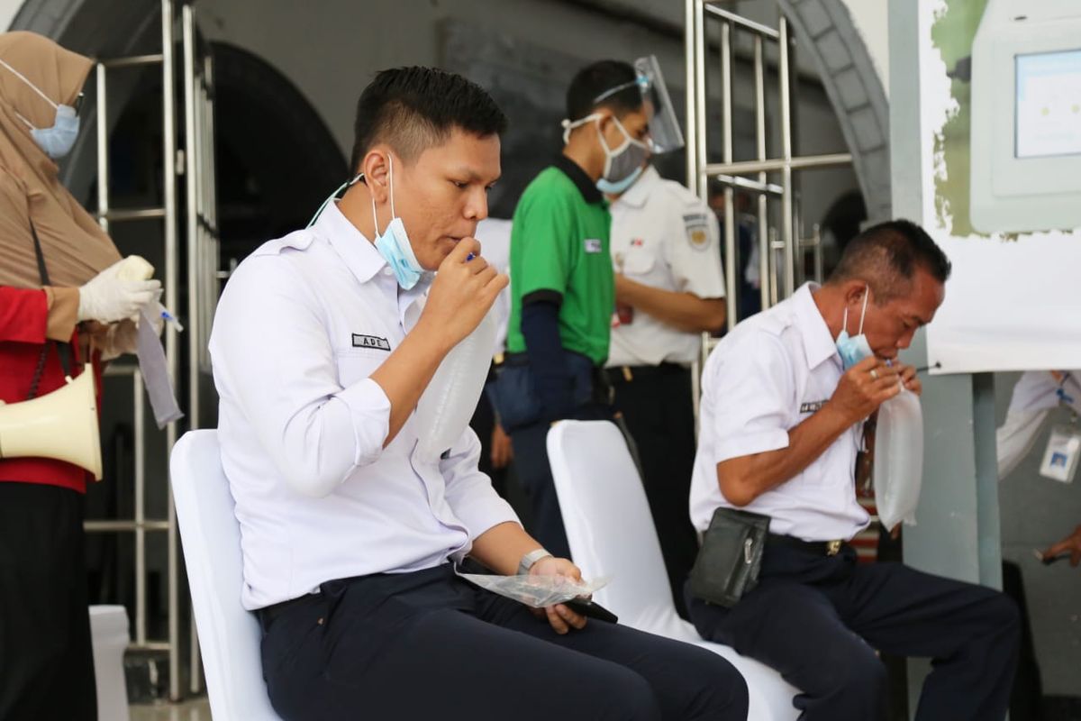 Layanan screening Covid-19 menggunakan GeNose di Stasiun Pasar Senen, Jakarta