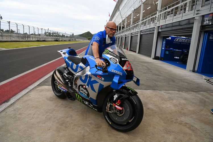 Kru Team Suzuki Ecstar MotoGP mendorong sepeda motor pembalapnya Alex Rins saat sesi tes pramusim MotoGP 2022 di Pertamina Mandalika International Street Circuit, Lombok Tengah, NTB, Kamis (10/2/2022). Sesi tes pramusim di sirkuit Mandalika tersebut akan berlangsung hingga Minggu (13/2/2022).