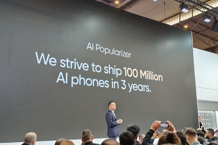 Head of Realme Europe, Jason Guo memaparkan strategi untuk mengirimkan 100 juta ponsel AI di tiga tahun ke depan di booth Realme di MWC 2025, Senin (3/3/2025).