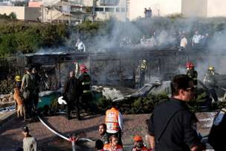 Pasukan pemadam kebakaran berhasil mengatasi api yang menghanguskan sebuah bus yang meledak di Jerusalem, Senin (18/4/2016).