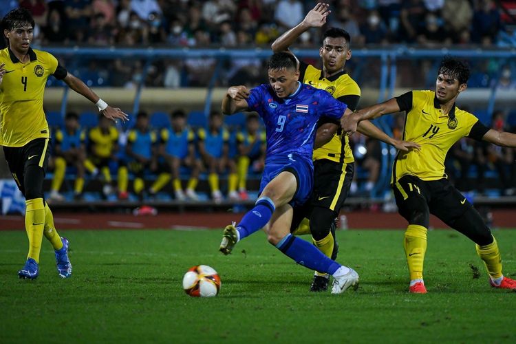Aksi striker timnas U23 Thailand, Patrik Gustavsson, saat melawan Malaysia pada laga Grup B SEA GAmes 2021, Sabtu (7/5/2022).