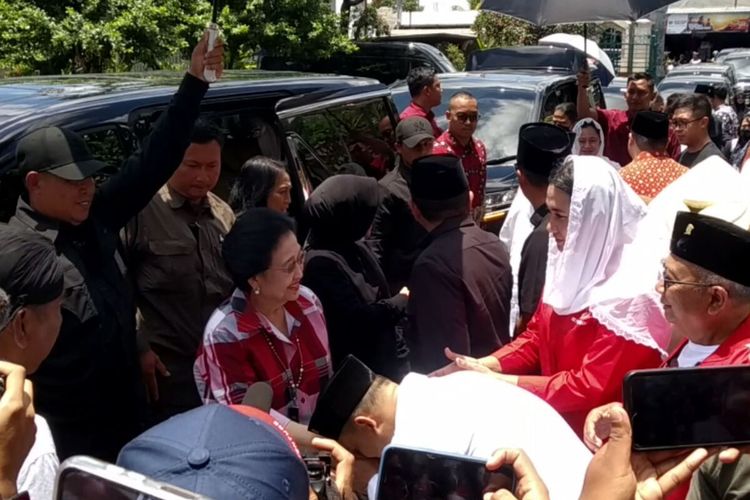 Ketum PDI-P Megawati Soekarnoputri berziarah ke makam Presiden Soekarno di Kota Blitar, Jumat (9/2/2024)
