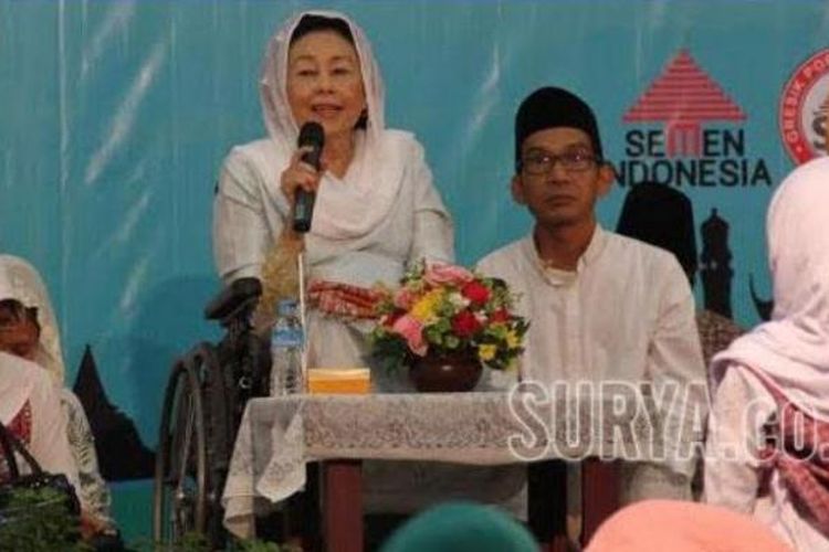 Shinta Nuriyah, istri almarhum KH Abdurrahman Wahid, saat menjadi pembicara di hadapan ratusan anak yang berkumpul di Wisma A Yani, Gresik, Jumat (1/8/2016) petang.