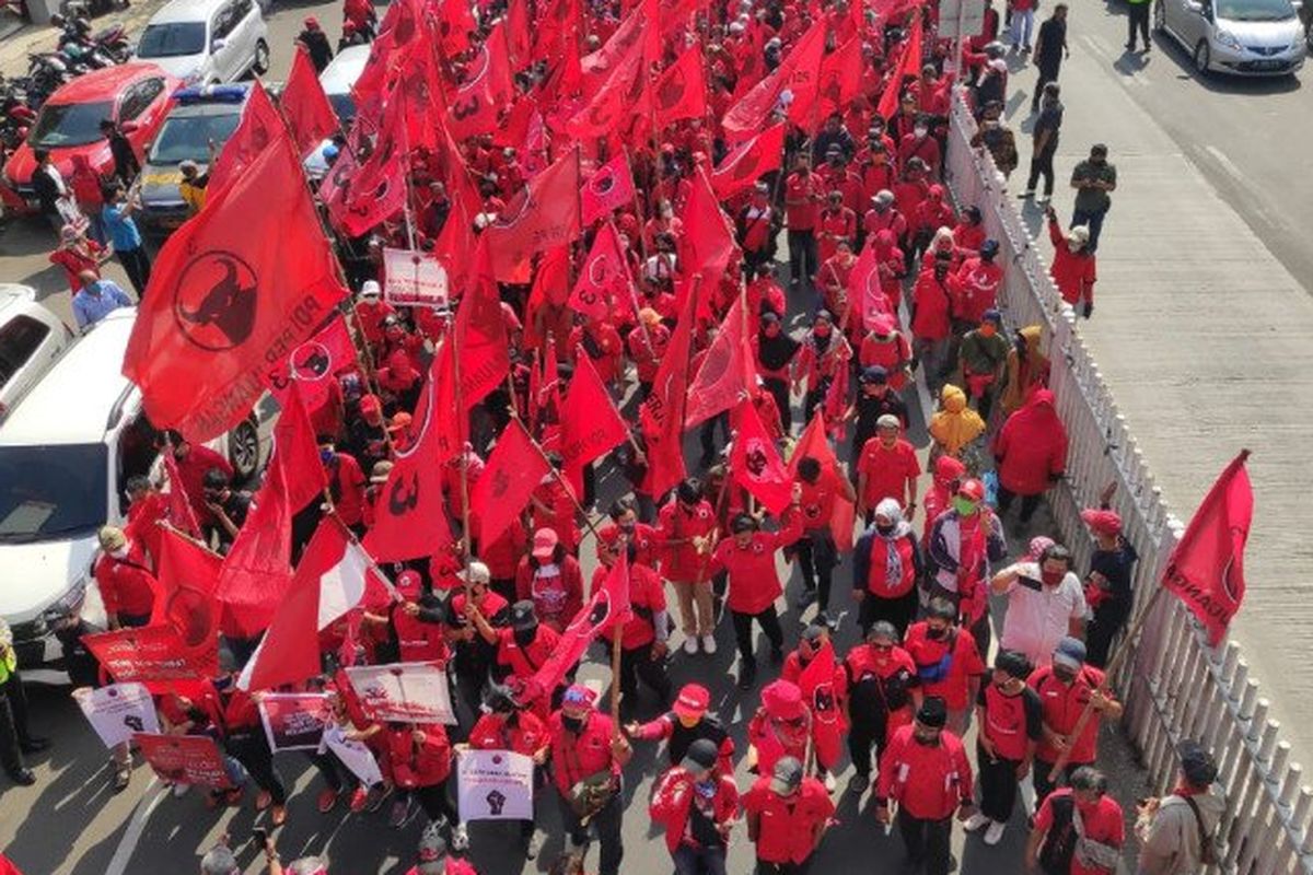 PDI-P cadres protest burning of party flag