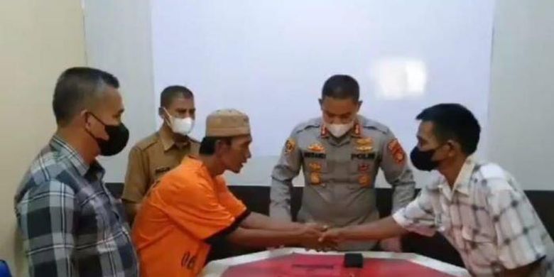 Polres Prabumulih memberikan restorative justice atau keadilan restoratif kepada Satria (34) yang melakukan pencurian kotak amal di masjid Al Haroman 
