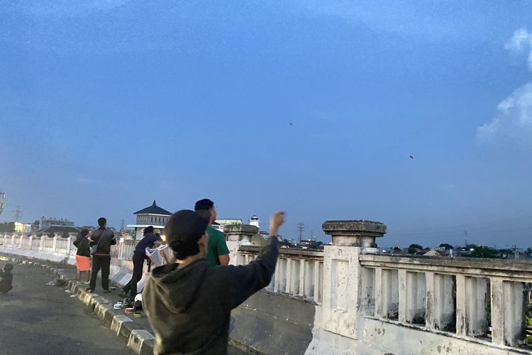 Benang Layangan di Flyover Kalibata Bikin Waswas, 
