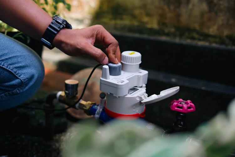 Instalasi sensor level air di Reservoir Wanayu