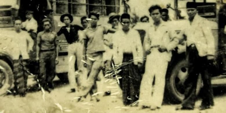 Panglima Aman Dimot (paling kanan) bersama rekan seperjuangannya.
