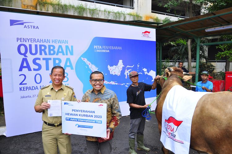 Seremoni penyerahan hewan kurban oleh Head of CSR & Social Engagement PT Astra International Tbk Triyanto (kanan) kepada Walikota Jakarta Utara Ali Maulana Hakim (kiri) di Kantor Walikota Jakarta Utara, pada hari Selasa (27/6/2023). 